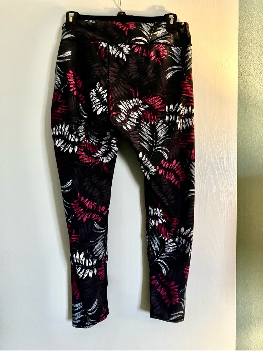 Women’s Floral Leaf Leggings Capri Black Pink Gray Stretch Yoga Pants L NWOT
